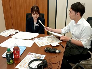 キリンビバレッジの担当者を迎えた放送時の写真